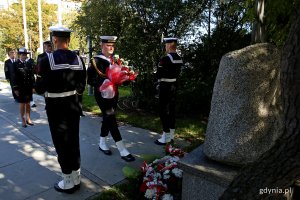 Marynarze składają wieńce przed pomnikiem Armii Krajowej z okazji 82. rocznicy utworzenia Polskiego Państwa Podziemnego // fot. Przemysław Kozłowski