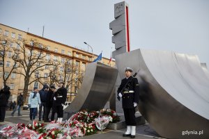Uroczystości oficjalne pod pomnikiem Polski Morskiej z okazji 93. rocznicy nadania praw miejskich, fot. Dawid Linkowski