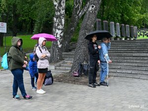 Uczestnicy uroczystości z okazji 84. rocznicy agresji niemieckiej na Polskę zebrani na Cmentarzu Wojennym w Redłowie 