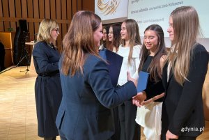 Laureatki i laureaci odebrali wyr&oacute;żnienia z rąk prezydent Gdyni Aleksandry Kosiorek i wiceprezydentki Gdyni Oktawii Gorzeńskiej (fot. Magdalena Starnawska)