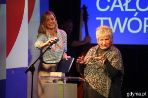Na scenie Ewa Ignaczak, zdobywczyni nagrody za całokształt tw&oacute;rczości i prowadząca galę Małgorzata Piontke