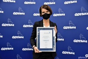 Wiceprezydent Katarzyna Gruszecka-Spychała z nagrodą „Medialna Perła Samorządu 2020” dla Gdyni, fot. Paweł Kukla