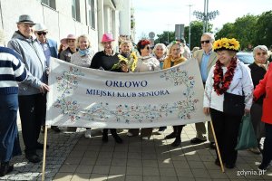 Reprezentacja Miejskiego Klubu Seniora z Orłowa przed gdyńskim magistratem
