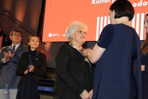 Maria Piradoff-Link odbiera Srebrną Odznakę "Za opiekę nad zabytkami", fot. P. Kobek, Narodowy Instytut Dziedzictwa