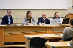 Na zdjęciu przedstawiciele samorządu za stołem kolegialnym