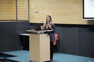 Przy mikrofonie Agata Abramowicz, kuratorka i dyrektorka Fundacji Przypływ w Gdyn
