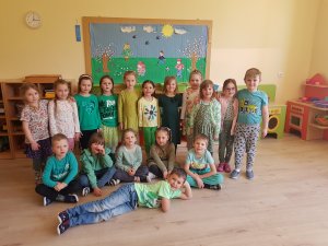 Grupa dzieci w przedszkolu