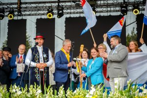 Światowy Zjazd Kaszubów 2025 w Szemudzie - przekazanie symbolicznej kleki dla prezydent Gdyni Aleksandy Kosiorek (fot. Kamil Złoch)