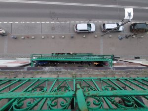 Metalowe, zielone balustrady balkonów.