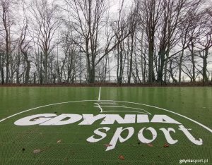 boisko przy Dedala - logo Gdynia Sport (fot. Marek Urbaniak)