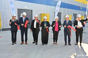 Na zdjęciu od lewej: wiceprezesi PGE Energia Ciepła Katarzyna Suwała i Mariusz Michałek, wicewojewoda pomorska Anna Olkowska-Jacyno, prezydent Gdyni Aleksandra Kosiorek, dyrektor oddziału Wybrzeże PGE Energia Ciepła Ewa Barszcz, wiceprezes SBB Energy Artur Brzdękiewicz oraz w&oacute;jt Gminy Kosakowo Eunika Niemc 