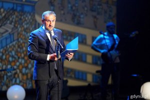 Gości gali "Gdynia bez Barier" przywitał wiceprezydent Gdyni Tomasz Augustyniak 