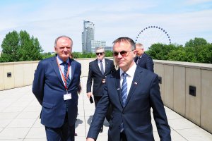 Wiceminister Kultury Słowacji Ivan Sečík, wicepremier, Minister Kultury i Dziedzictwa Narodowego prof. Piotr Gliński i Jarosław Sellin – Sekretarz Stanu na tarasie Muzeum Miasta Gdyni, fot. Michał Kowalski