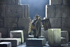 Scena zbiorowa w spektaklu Teatru Muzycznego w Gdyni - „Mistrz i Małgorzata” // fot. Magdalena Czernek