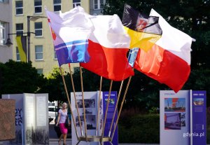 na zdjęciu flagi i wystawa