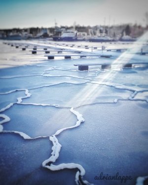 Marina i lód na wodzie, którzy przypomina "lodowe puzzle", fot. Adrian Lappe