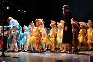 grupa dzieci na scenie przebranych za rybki