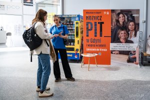 Stoisko informacyjne loterii &bdquo;Rozlicz PIT w Gdyni&rdquo; w Centrum Handlowym Batory (fot. Kamil Złoch)