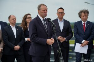Przy mikrofonie marszałek Mieczysław Struk, a za nim stoją (od prawej): wiceminister funduszy i polityki regionalnej Jacek Karnowski, minister infrastruktury Dariusz Klimczak, posłanka Wioleta Tomczak i poseł Rafał Siemaszko