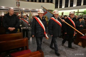 Poczty sztandarowe wchodzące do kościoła pw. Matki Bożej Nieustającej Pomocy i św. Piotra Rybaka podczas uroczystości 42. rocznicy wprowadzenia stanu wojennego