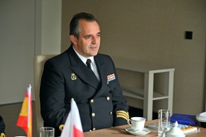 kmdr por. Pedro A. Perez - dowódca okrętu ESPS „Reina Ysabel” podczas wizyty w Urzędzie Miasta Gdyni // fot. Sławomir Okoń