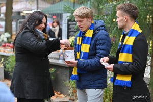 Piłkarze Arki Gdynia podczas kwesty na Cmentarzu Witomińskim 
