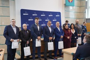 Uczestnicy akcji &bdquo;100 litr&oacute;w krwi na 100-lecie Gdyni&rdquo; z prezydent Aleksandrą Kosiorek podczas uroczystości