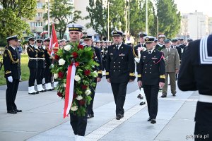 Przedstawiciele dowództwa Marynarki Wojennej RP składający kwiaty pod pomnikiem Polski Morskiej podczas uroczystego apelu z okazji Święta Morza