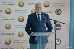 kpt. Marek Padjas z Bractwa Kaphornowc&oacute;w wygłaszający laudację podczas gali wręczenia Nagrody im. Kapitana Leszka Wiktorowicza 