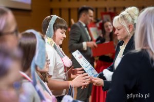 Nagrody laureatom wręcza Iwona Tanewska, naczelniczka Wydziału Edukacji