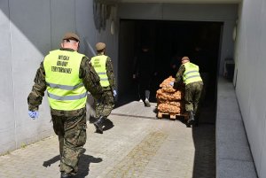 Ziemniaki rozładowali żołnierze z pomocą pracowników Gdyńskiego Centrum Sportu // fot. Sławomir Okoń, UM Gdynia