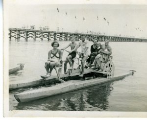 Na rowerze wodnym przy drewnianym molo w Gdyni Orłowie, fot. nieznany, 1937 r., zbiory MMG