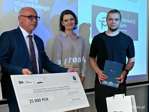 Od prawej: Damian Łuniewski - laureat konkursu „Kurs na Biznes” w kategorii „Start-up”, wiceprezydent Gdyni Katarzyna Gruszecka-Spychała oraz Bartłomiej Wietek – dyrektor oddziału I PKO Banku Polskiego w Gdyni podczas gali finałowej konkursu „Kurs na Biznes” // fot. Magdalena Czernek 