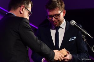 Gala finałowa Pomorskie Sztormy. Medal Karty Trójmiasto wędruje do Stowarzyszenia Obszar Metropolitalny Gdańsk-Gdynia-Sopot// fot. Michał Puszczewicz