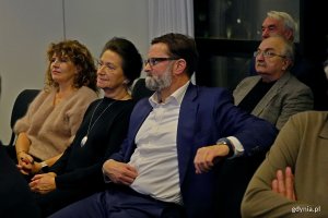 Od lewej: Emilia Michalska - kanclerz Uniwersytetu WSB Merito Gdynia, Hanna Wenda-Uszyńska - wnuczka Tadeusza Wendy, Piotr Gorzeński - prezes Portu Gdynia oraz Witold Ciążkowski - założyciel Gdyńskiego Muzeum Motoryzacji podczas spotkania Komitetu Honorowego Obchodów 100-lecia Gdyni 