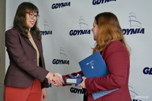 dr inż. arch. Paulina Szewczyk &ndash; architektka miasta i naczelniczka Biura Architekta Miasta odbiera akt powołania od prezydent Gdyni Aleksandry Kosiorek