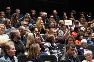 Widzowie i goście zebrani w sali Warszawa podczas gali otwarcia 23. Millennium Docs Against Gravity 