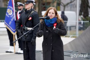 Aleksandra Kosiorek, prezydent Gdyni podczas przemówienia przed pomnikiem Polski Morskiej (fot. Mirosław Pieślak)