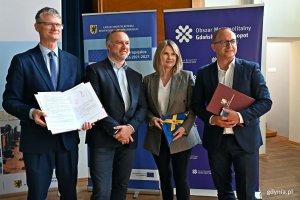 Na zdjęciu m.in. wiceprezydent Gdyni Rafał Geremek, skarbnik miasta Honorata Krupka oraz Marcin Skwierawski - wicemarszałek województwa pomorskiego po podpisaniu umowy na dofinansowanie utworzenia Centrum Nowoczesnego Seniora w Gdyni 