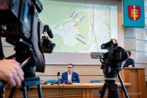 Konferencja prasowa w Urzędzie Miasta Gdyni zapowiadająca zmiany w organizacji ruchu w związku z budową Obwodnicy Witomina. Marcin Gromadzki, rzecznik prasowy ZKM-u Gdynia (fot. Kamil Złoch).