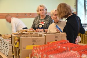W przygotowaniu paczek pomagali m.in. seniorzy i wolontariusze