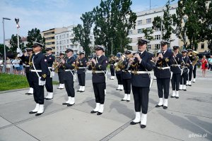 Orkiestra Reprezentacyjna Marynarki Wojennej RP grająca podczas uroczystości z okazji 82. rocznicy wybuchu powstania warszawskiego