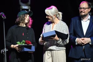 Na scenie Hania Derej, Magdalena Marszałkowska, dyrektor marketingu Energa SA oraz Mariusz Bzdęga, dyrektor zarządzającego ds. kultury i aktywności społecznej