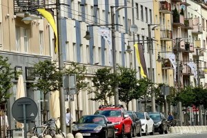 Flagi na dachu Urzędu Miasta Gdyni: polska, woj. pomorskiego, UE, kaszubska i Gdyni 