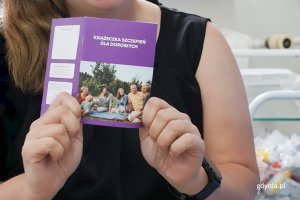Książeczka szczepień dla dorosłych w rękach prezydent Aleksandry Kosiorek
