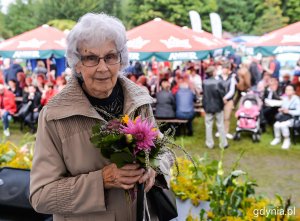 Laureaci konkursu "Gdynia w Kwiatach" odebrali z rąk przewodniczącej Rady Miasta Joanny Zielińskiej nagrody i wyróżnienia // fot. Przemysła Świderski