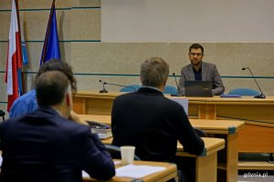 Mec. Marcin Zawisza – przewodniczący rady i koordynator radców prawnych w Urzędzie Miasta Gdyni podczas drugiego posiedzenia Rady ds. Mężczyzn w Gdyni 