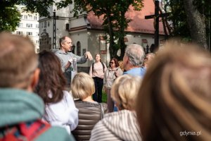Przewodnik Robert Chrzanowski i uczestnicy spaceru Szlakiem Filmowym Gdyni podczas zwiedzania 