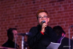 Joanna Knitter - prowadząca wydarzenie podczas Zaduszek Jazzowych w kościele oo. Franciszkanów // fot. Karol Stańczak
