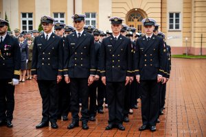Uroczystość promocji na stopnie oficerskie dla absolwentów kursów oficerskich na Akademii Marynarki Wojennej w Gdyni (fot. Kamil Złoch)